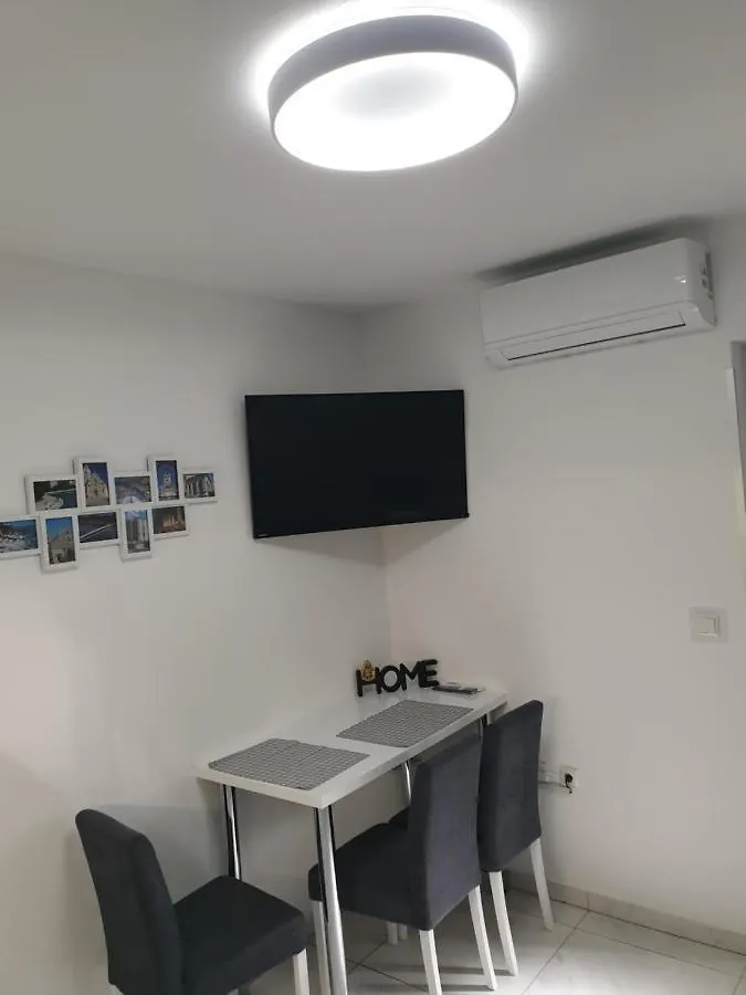 Apartment Ema ザダル